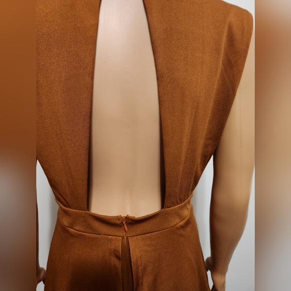 Lyaner split top romper. Small. Key hole back button closure. Neutral. Short V - Picture 3 of 16